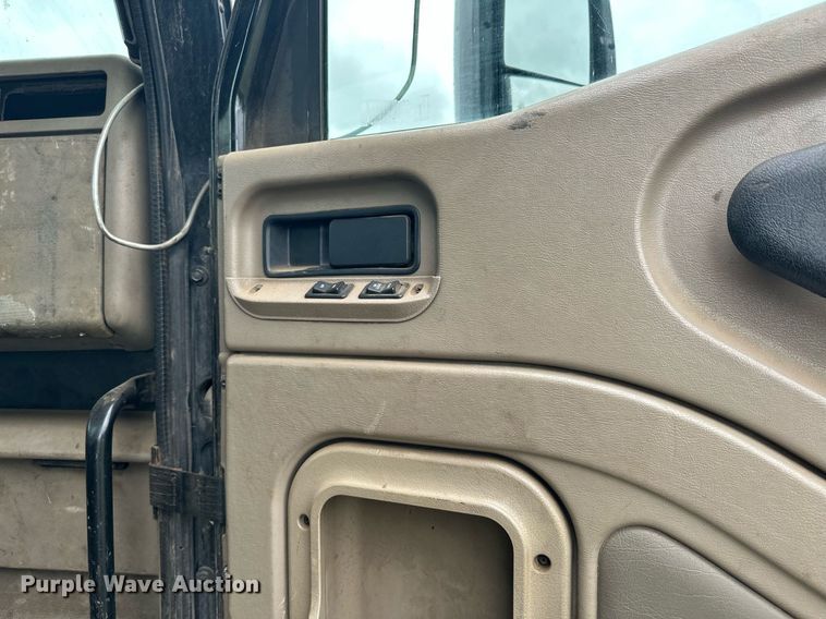 image for item MQ9429 2006 International 9900i  semi truck