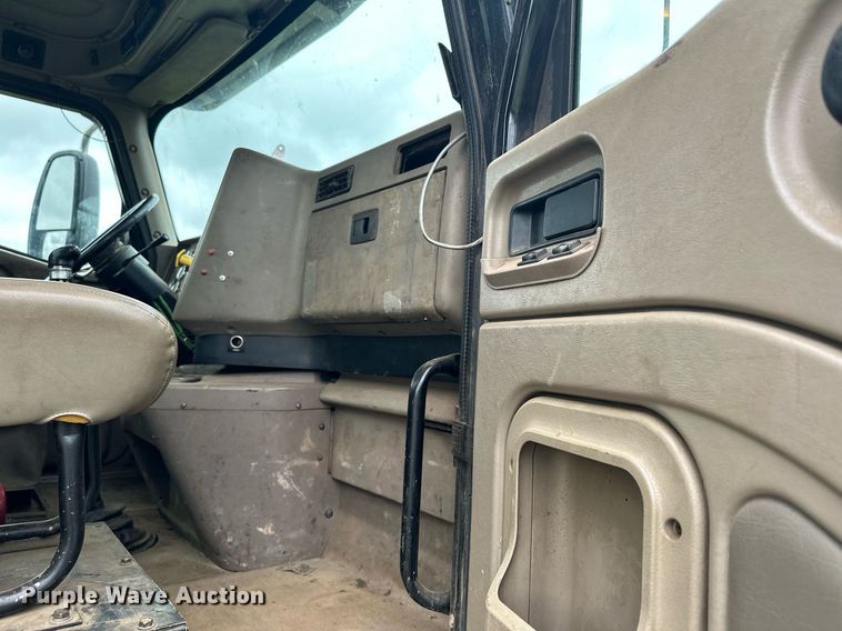 image for item MQ9429 2006 International 9900i  semi truck