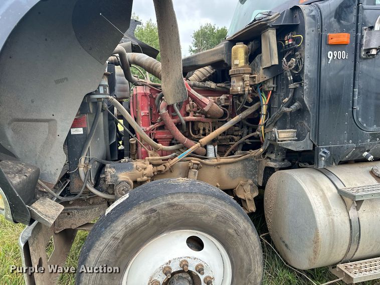 image for item MQ9429 2006 International 9900i  semi truck