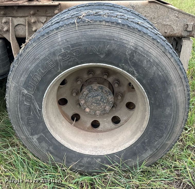 image for item MQ9429 2006 International 9900i  semi truck