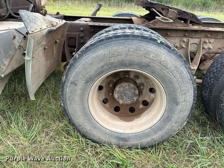 image for item MQ9429 2006 International 9900i  semi truck