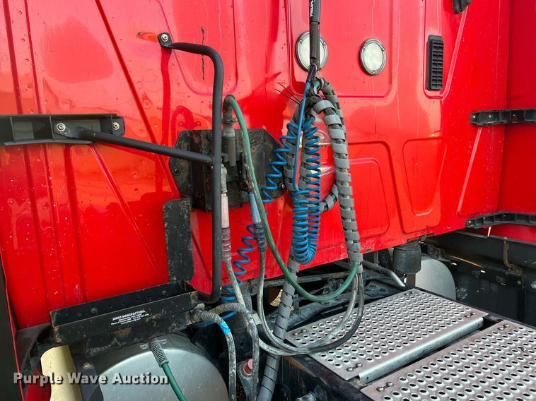 image for item NA9141 2017 International ProStar+ 122  semi truck