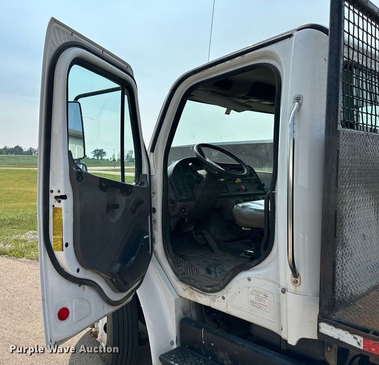 image for item NL9044 2005 Freightliner M106  flatbed truck