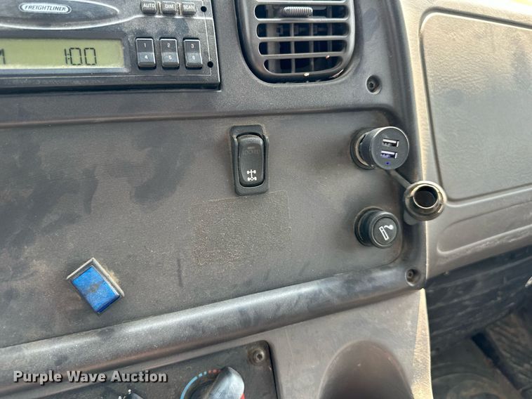 image for item NL9044 2005 Freightliner M106  flatbed truck