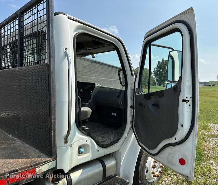 image for item NL9044 2005 Freightliner M106  flatbed truck