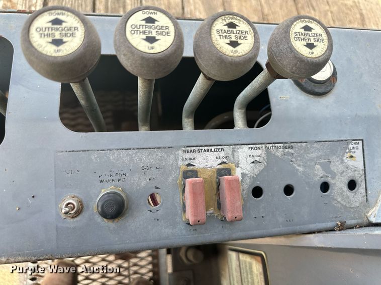 image for item NL9045 1999 International 2654  crane truck