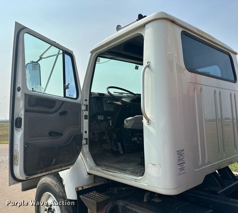 image for item NL9045 1999 International 2654  crane truck