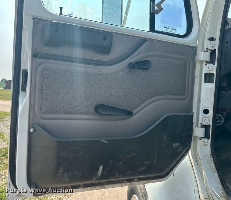 image for item NL9045 1999 International 2654  crane truck