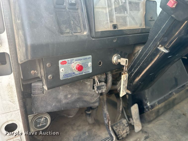 image for item NL9045 1999 International 2654  crane truck