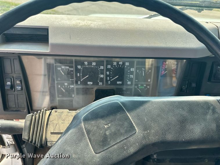 image for item NL9045 1999 International 2654  crane truck