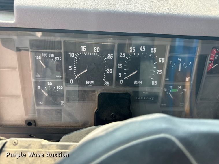 image for item NL9045 1999 International 2654  crane truck