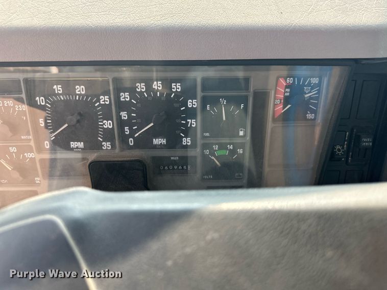 image for item NL9045 1999 International 2654  crane truck