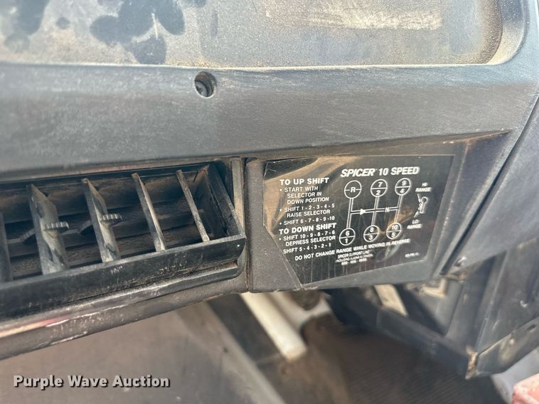 image for item NL9045 1999 International 2654  crane truck