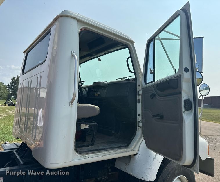 image for item NL9045 1999 International 2654  crane truck