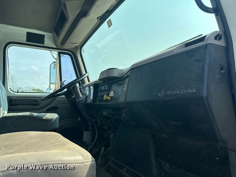 image for item NL9045 1999 International 2654  crane truck