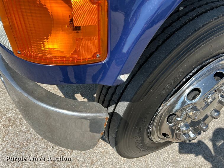 image for item NL9627 1993 International 4700  flatbed truck