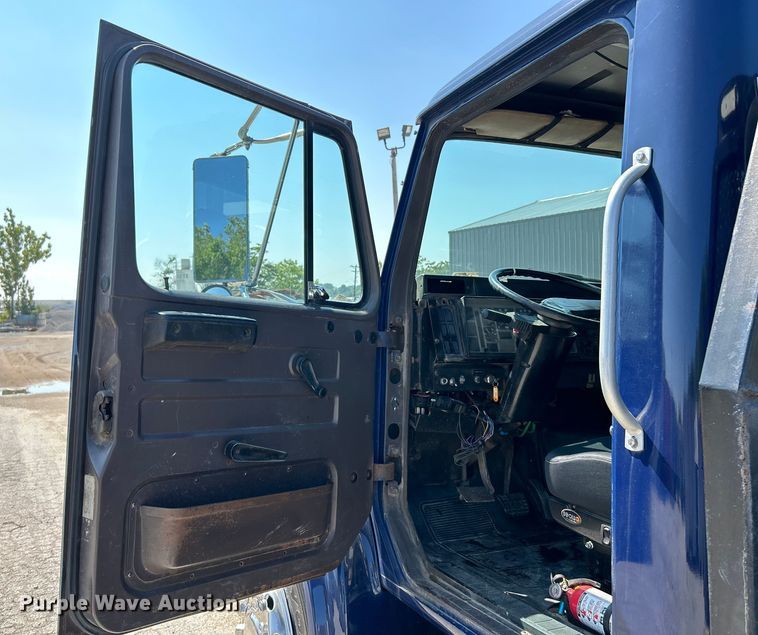 image for item NL9627 1993 International 4700  flatbed truck