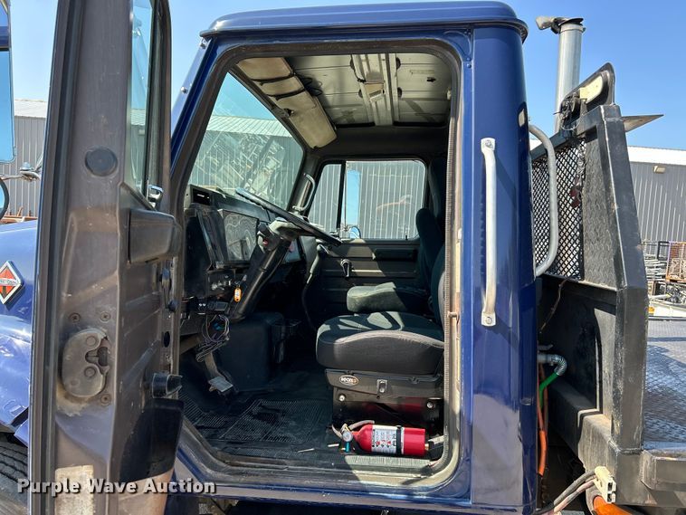 image for item NL9627 1993 International 4700  flatbed truck