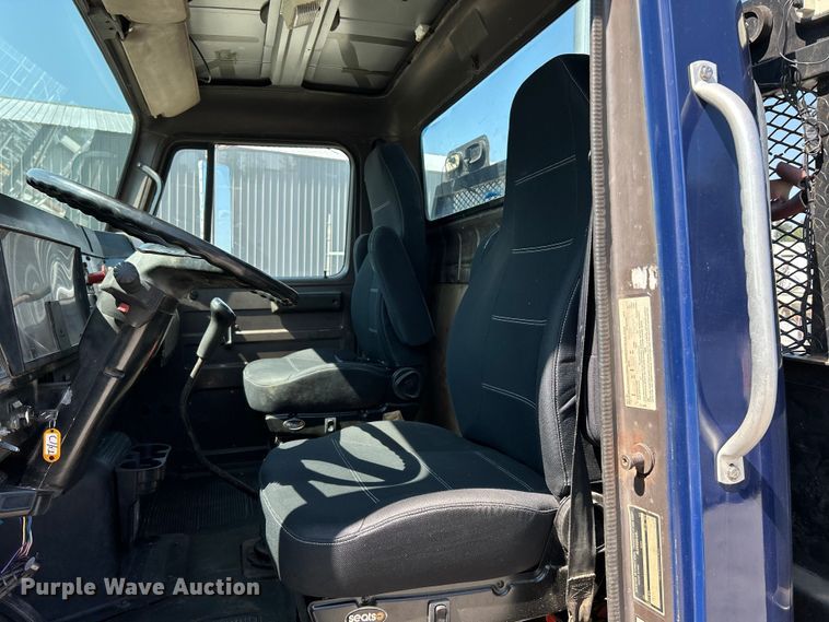 image for item NL9627 1993 International 4700  flatbed truck