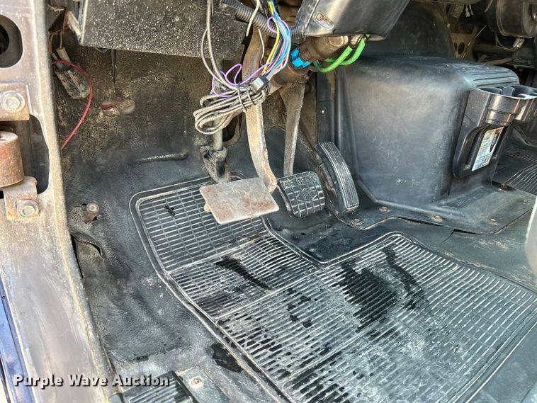 image for item NL9627 1993 International 4700  flatbed truck