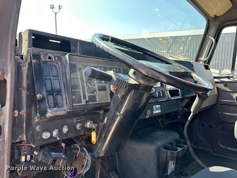 image for item NL9627 1993 International 4700  flatbed truck