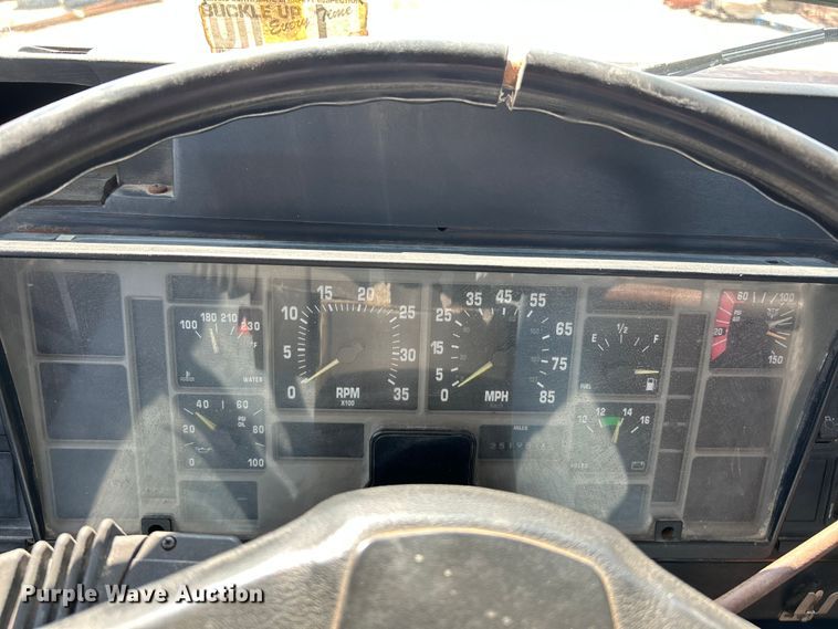 image for item NL9627 1993 International 4700  flatbed truck