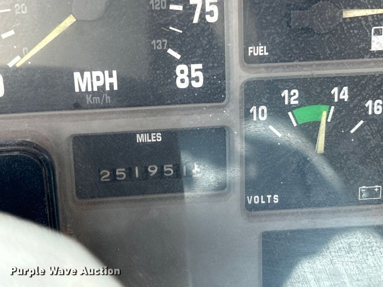 image for item NL9627 1993 International 4700  flatbed truck