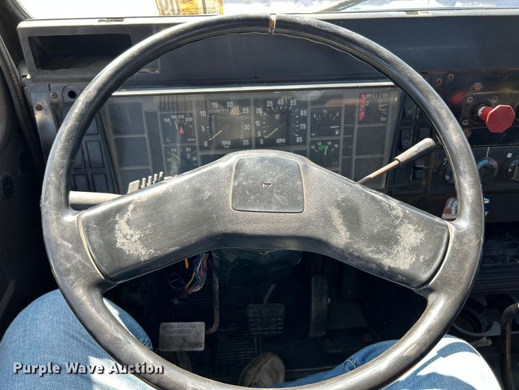 image for item NL9627 1993 International 4700  flatbed truck