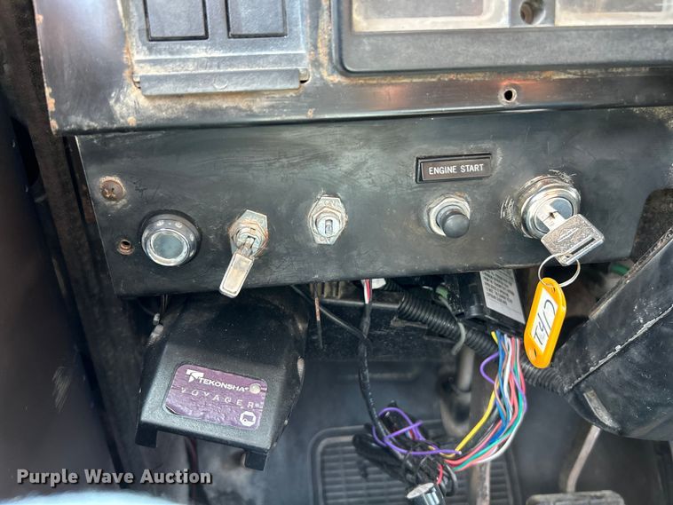 image for item NL9627 1993 International 4700  flatbed truck