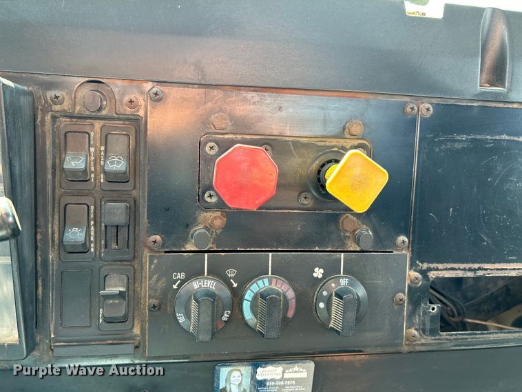 image for item NL9627 1993 International 4700  flatbed truck