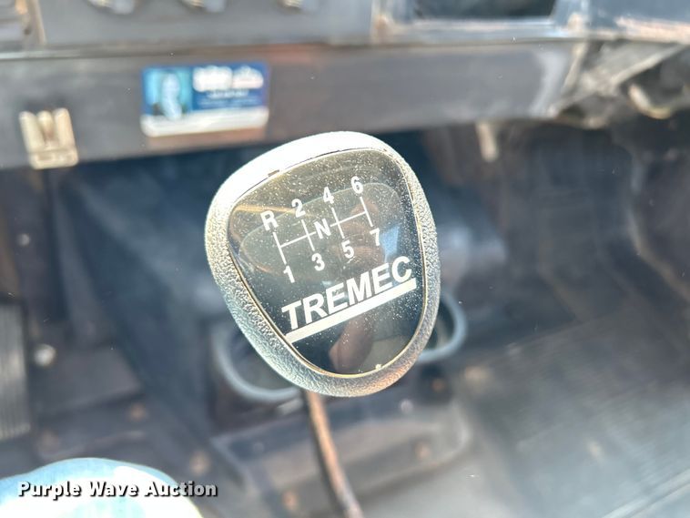 image for item NL9627 1993 International 4700  flatbed truck