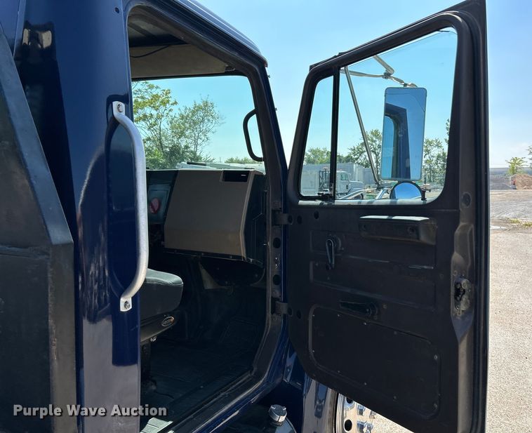 image for item NL9627 1993 International 4700  flatbed truck