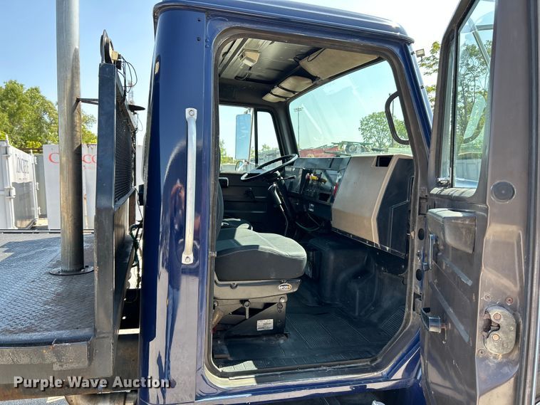 image for item NL9627 1993 International 4700  flatbed truck