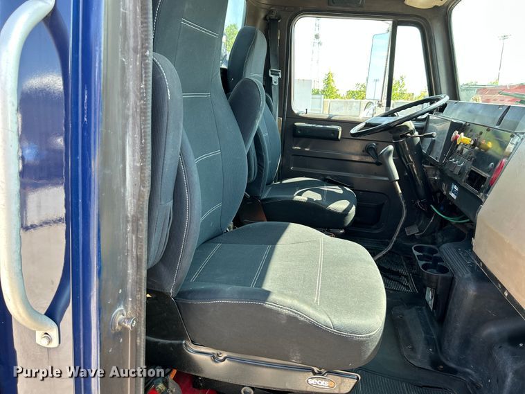 image for item NL9627 1993 International 4700  flatbed truck