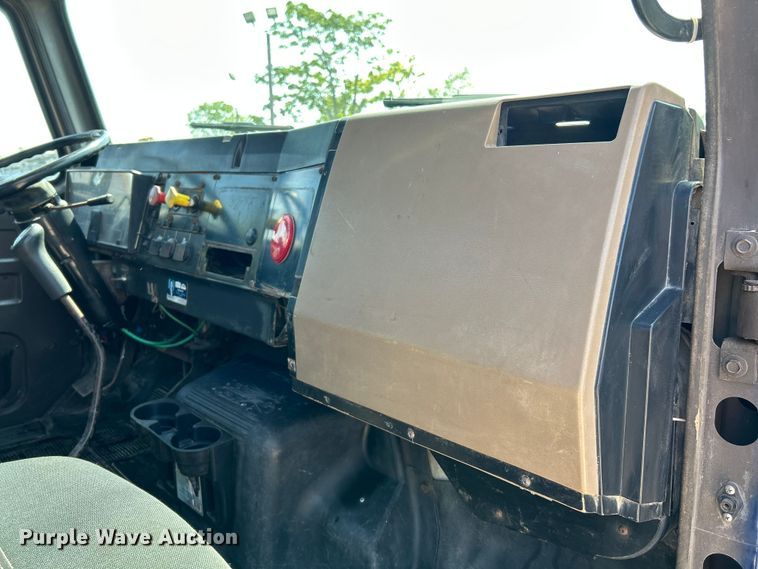 image for item NL9627 1993 International 4700  flatbed truck