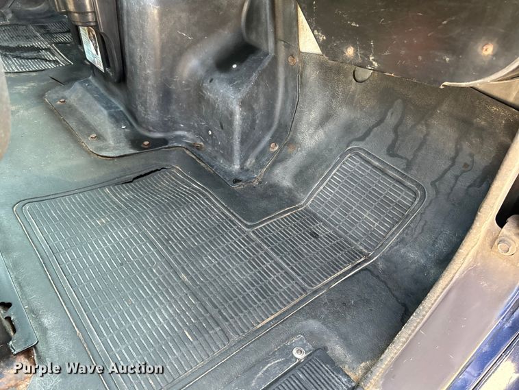 image for item NL9627 1993 International 4700  flatbed truck