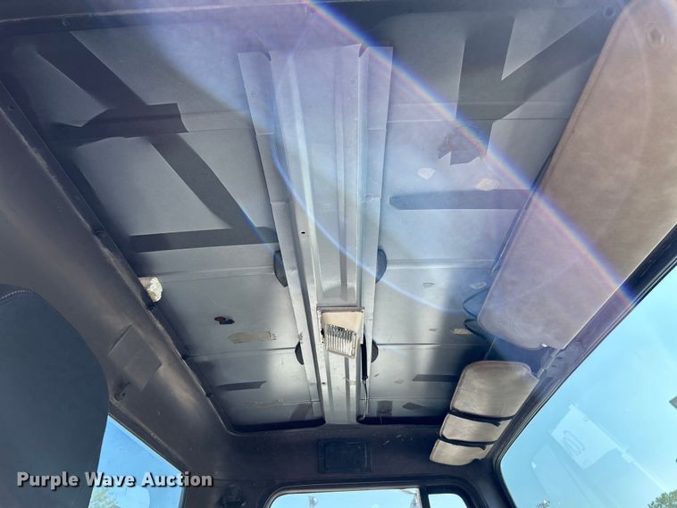 image for item NL9627 1993 International 4700  flatbed truck