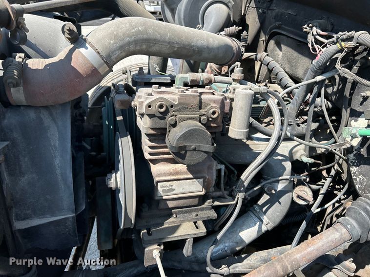 image for item NL9627 1993 International 4700  flatbed truck