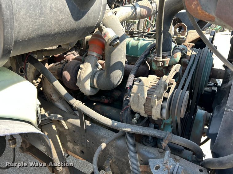 image for item NL9627 1993 International 4700  flatbed truck