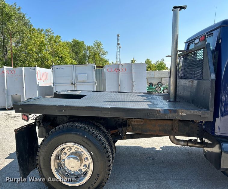 image for item NL9627 1993 International 4700  flatbed truck