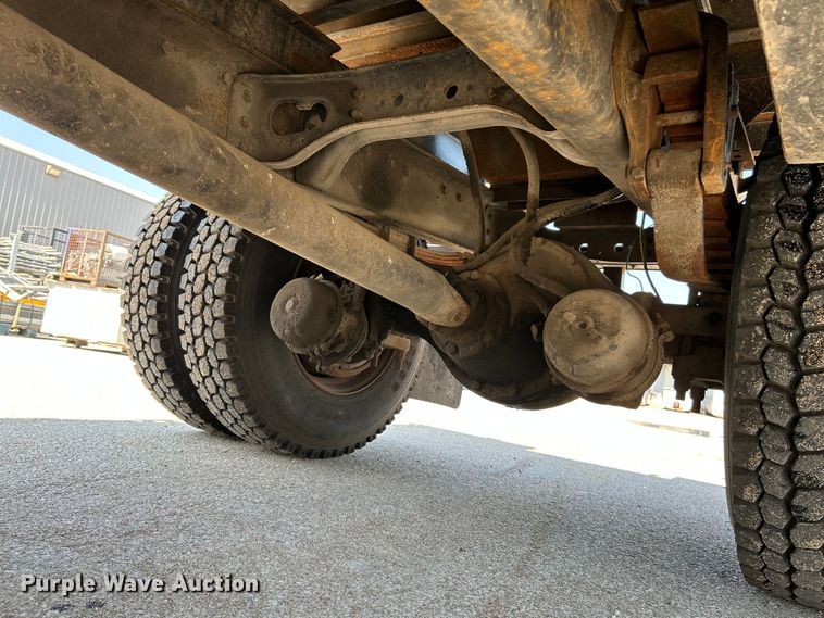 image for item NL9627 1993 International 4700  flatbed truck