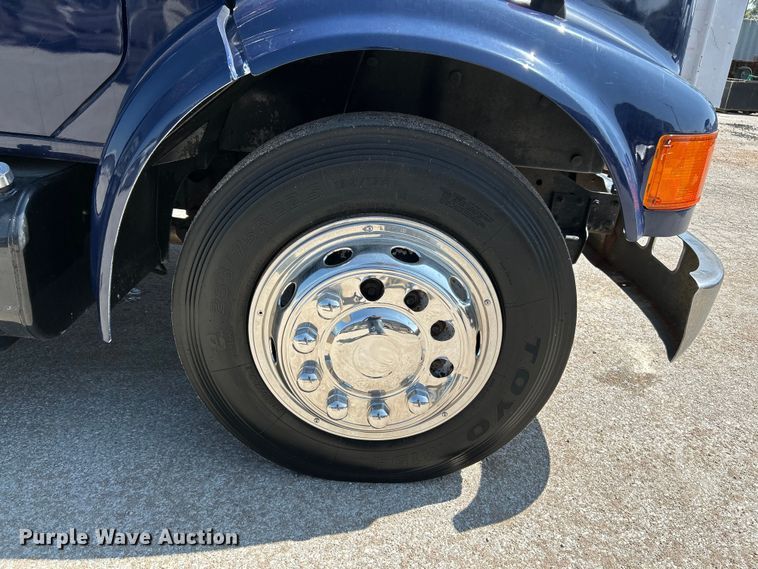 image for item NL9627 1993 International 4700  flatbed truck