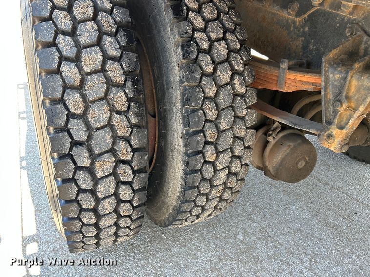 image for item NL9627 1993 International 4700  flatbed truck