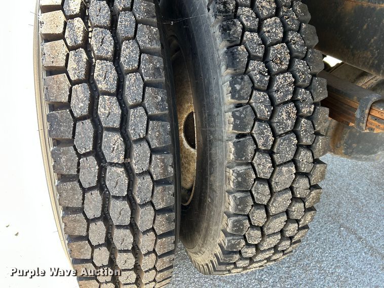 image for item NL9627 1993 International 4700  flatbed truck