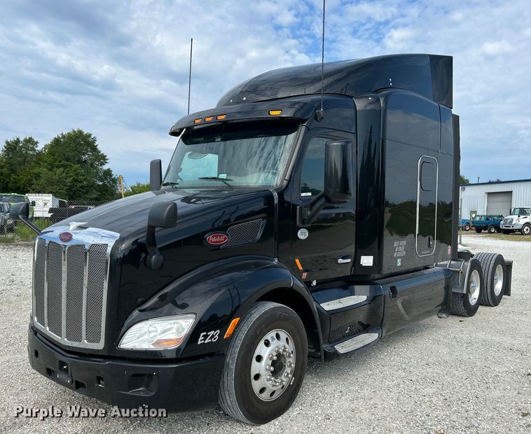 image for item NL9645 2017 Peterbilt 579  truck cab and chassis