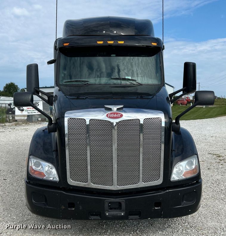 image for item NL9645 2017 Peterbilt 579  truck cab and chassis