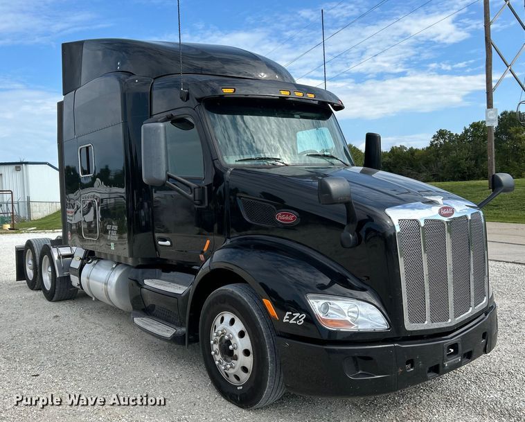 image for item NL9645 2017 Peterbilt 579  truck cab and chassis