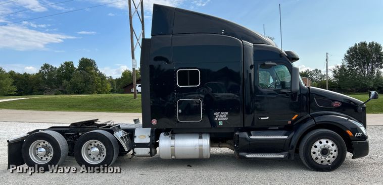 image for item NL9645 2017 Peterbilt 579  truck cab and chassis