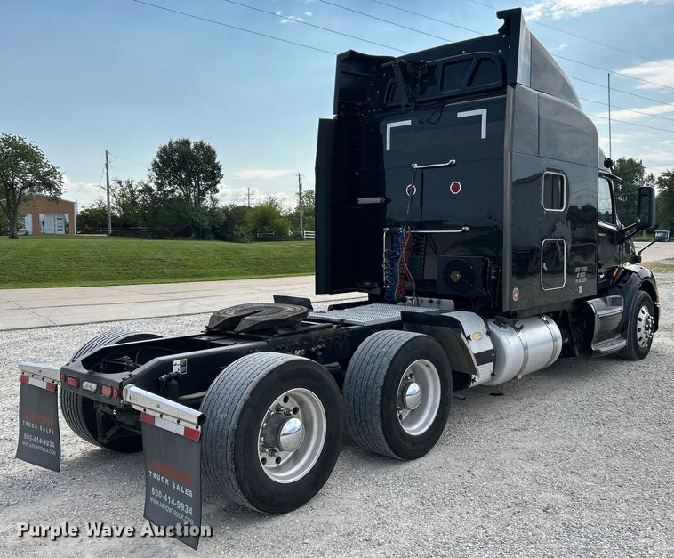 image for item NL9645 2017 Peterbilt 579  truck cab and chassis