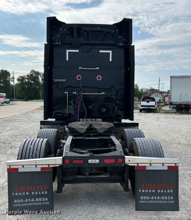 image for item NL9645 2017 Peterbilt 579  truck cab and chassis